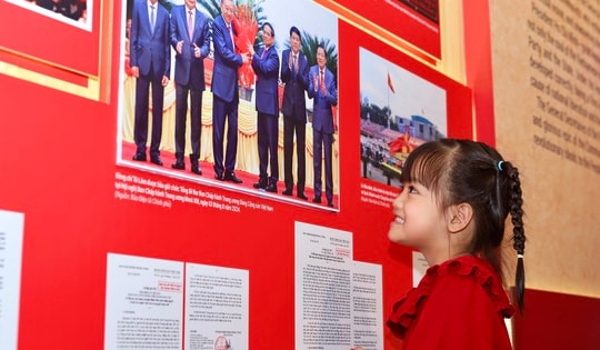 Triển lãm 'Từ Đại hội đến Đại hội' góp phần tái hiện chặng đường phát triển vẻ vang của Đảng