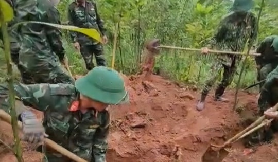 Phát hiện hài cốt liệt sĩ trong rừng tràm cùng di vật khắc tên