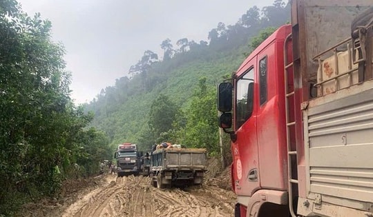 Đà Nẵng ban hành lệnh xây dựng khẩn cấp khắc phục sạt lở trên hai quốc lộ