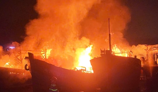 4 tàu cá của ngư dân Quảng Ngãi bốc cháy dữ dội trong đêm