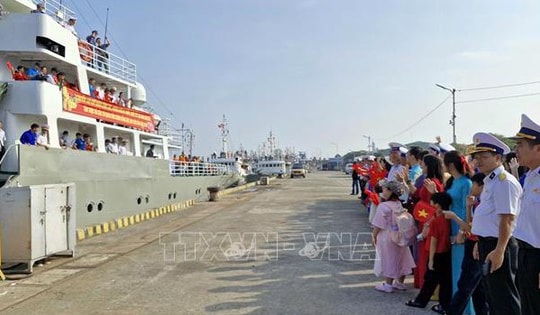 Hai tàu Hải quân khởi hành mang quà Tết đến Nhà giàn DK1 và các tàu trực trên biển