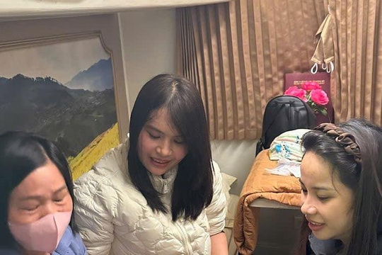 Sở Y tế Nghệ An khen thưởng hai nữ hộ sinh đỡ đẻ trên tàu SE4
