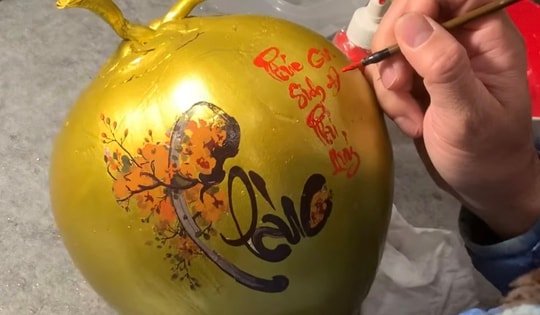 Dịch vụ vẽ dừa kiếm hàng chục triệu đồng mỗi tháng dịp cận Tết