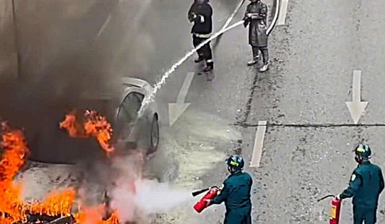 Cháy ô tô trong hầm chui Thanh Xuân, lực lượng chức năng đóng hầm để xử lý