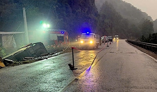 Xe khách chở 18 người lao xuống cống tại Sơn La, 3 người tử vong