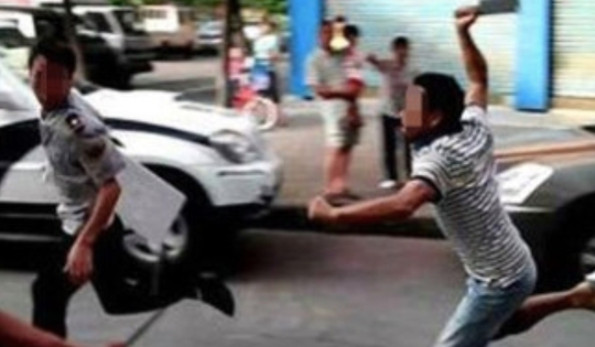 Phẫn nộ gã đàn ông cầm dao rựa rượt chém bạn tại quán cà phê, nhiều người hoảng sợ bỏ chạy