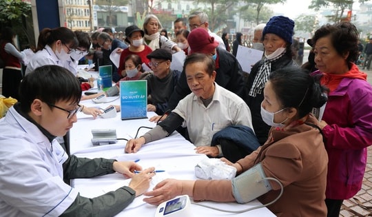 Hàng trăm người cao tuổi được khám miễn phí, tặng quà trong Chương trình 'Sống khỏe mỗi ngày – Vì một Việt Nam thật khỏe'
