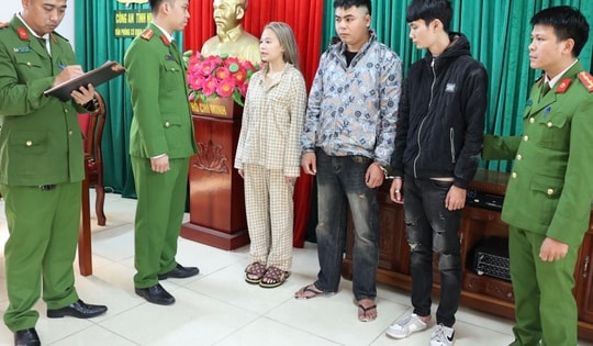 Bắt nhóm người bán 2 bé gái cho quán karaoke, ép gia đình nộp tiền chuộc