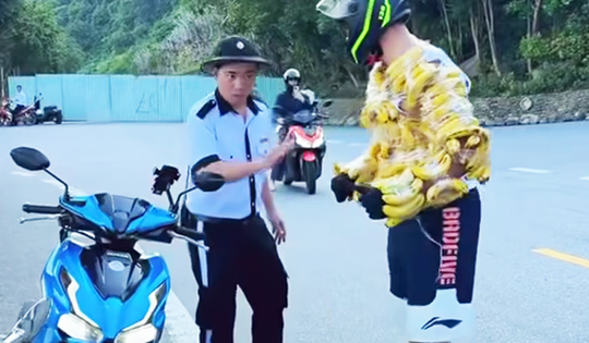 Phản cảm clip du khách quấn chuối quanh người “chọc ghẹo” khỉ ở Sơn Trà