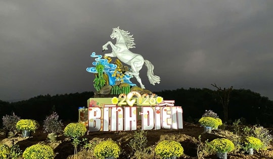 Ngắm linh vật chào Xuân Bính Ngọ 2026 vừa trình làng tại đồi Chuông Gió