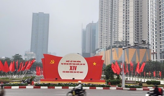 Đường phố rực rỡ sắc đỏ cờ hoa trong ngày làm việc đầu tiên Đại hội XIV của Đảng