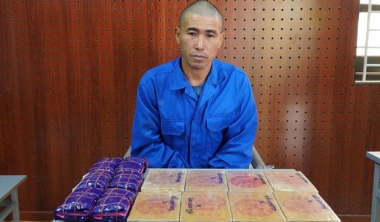 Phục kích đối tượng 'cõng' 10 bánh ma tuý trên đường vắng