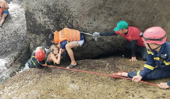 Giải cứu 2 du khách nước ngoài bị sóng cuốn vào hốc đá khi tắm biển