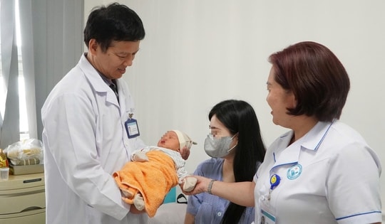 Bác sĩ trực tiếp hiến máu cứu sản phụ băng huyết nguy kịch