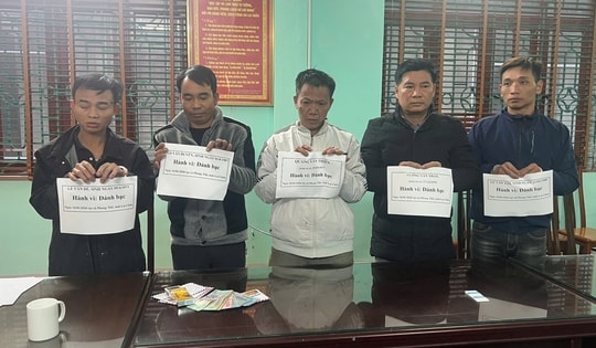 Từ lời rủ đánh bài 'ăn sáng', 5 người đối mặt với án tù