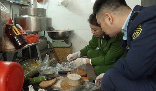 Phát hiện 300 kg giò chả chứa hàn the tại cơ sở Yến Hiền, số 5B phố Nguyễn Thiện Thuật, Hà Nội