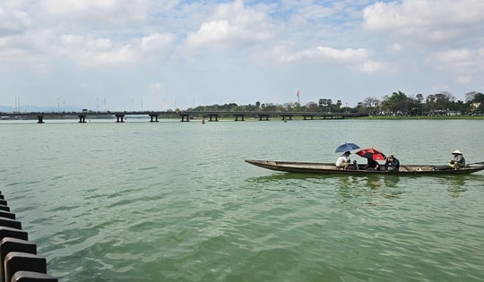 Nhiều giờ ngụp lặn tìm 2 cây vàng bị đánh rơi dưới sông Hương