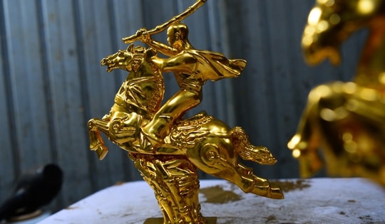 Ngắm linh vật ngựa dát vàng giá hàng chục triệu đồng