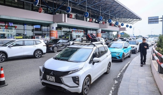 Cảnh báo xe dù, cò mồi tại sân bay Nội Bài: Cẩn thận những lời mời chào từ người lạ