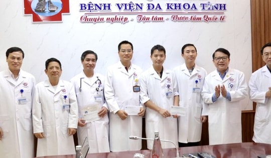 Khen thưởng đột xuất các kíp bác sĩ, điều dưỡng cứu sống 3 bệnh nhân đặc biệt nguy kịch