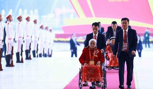 Đại biểu đến dự khai mạc Đại hội XIV của Đảng