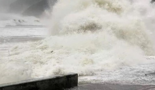 Bão Nokaen khiến nhiều vùng biển nước ta biến động mạnh