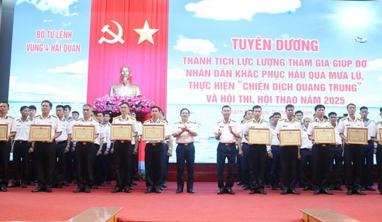 Vùng 4 Hải quân tuyên dương lực lượng khắc phục hậu quả mưa lũ