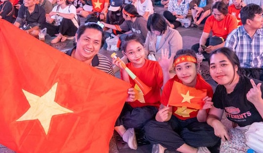 Cổ động viên TPHCM 'tiếp lửa' cho U23 Việt Nam