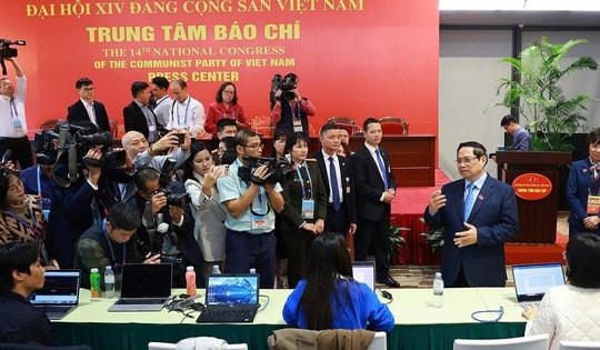 Thủ tướng Phạm Minh Chính động viên lực lượng báo chí tác nghiệp tại Đại hội XIV