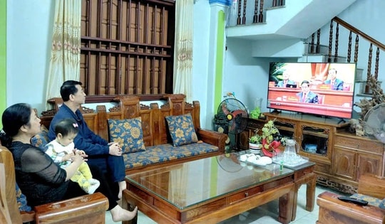 Người dân háo hức theo dõi khai mạc Đại hội Đảng qua truyền hình trực tiếp