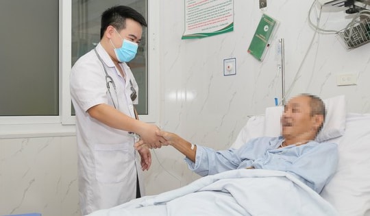 Ngã gục sau khi đang chơi tennis, người đàn ông 51 tuổi ngừng tuần hoàn nguy kịch