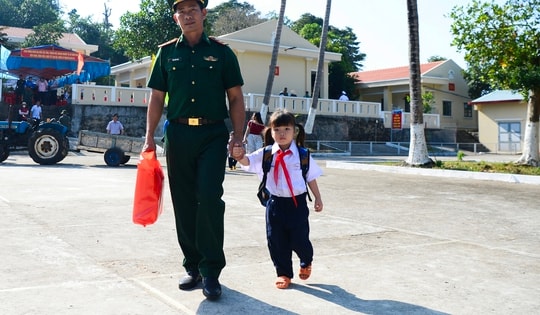 Chiến sĩ quân hàm xanh 15 năm 'gieo chữ' giữa biển trời Tây Nam