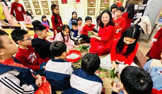 Sắc xuân tràn ngập, học sinh tiểu học hào hứng trải nghiệm gói bánh chưng dịp Tết