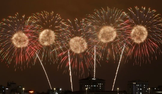 Pháo hoa thắp sáng bầu trời Mỹ Đình trong buổi tổng duyệt chương trình nghệ thuật chào mừng Đại hội XIV