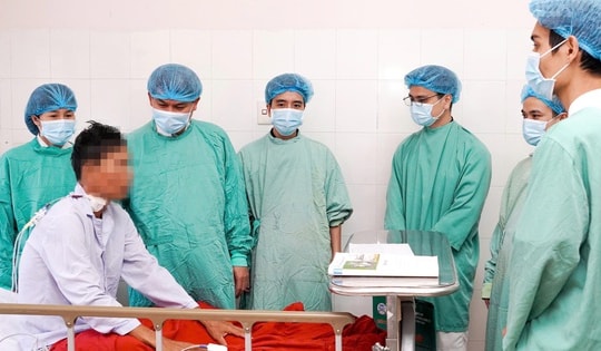 Phẫu thuật cắt bỏ hai thận đa nang gần 10kg và ghép thận trong một ca mổ