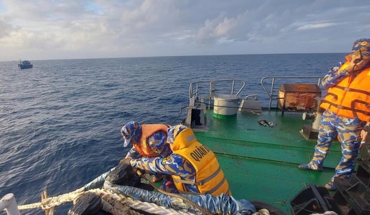 Cứu tàu cá KH 92259 TS cùng 8 thuyền viên gặp nạn trên biển