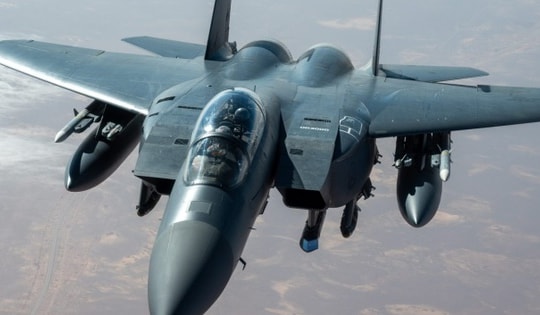 Mỹ 'siết vòng vây' Iran bằng tiêm kích F-15E và siêu tàu sân bay hạt nhân