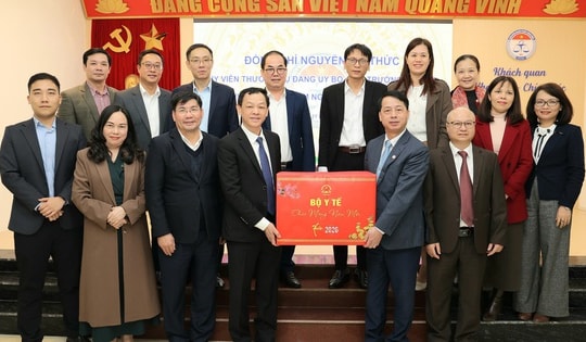 Thứ trưởng Nguyễn Tri Thức thăm, làm việc và chúc Tết Viện Kiểm nghiệm thuốc Trung ương