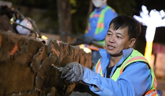 Công nhân xuyên đêm 'thay áo mới' khu 'đất vàng' ở TPHCM trước Tết