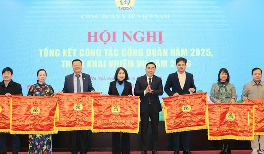 Công đoàn chủ động tham gia xây dựng, giám sát thực hiện chính sách tiền lương, phụ cấp... cho cán bộ y tế