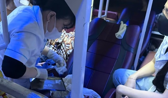 Cán bộ y tế đỡ đẻ thành công cho sản phụ mang song thai trên xe khách