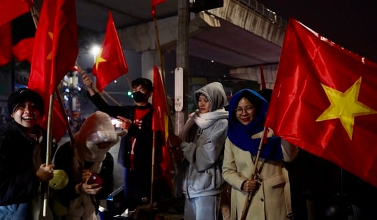 Hình ảnh người dân xuống đường mừng chiến thắng của U23 Việt Nam