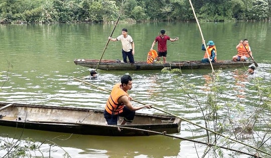 Lật ghe khi đi đánh cá cùng cha, cháu bé 13 tuổi tử vong