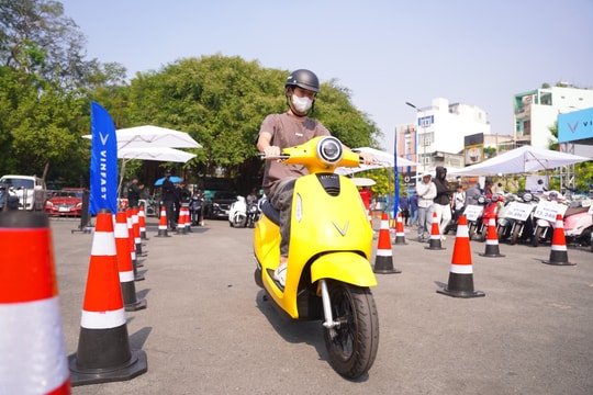 Người dùng ở TP.HCM hào hứng trải nghiệm, mua xe máy điện VinFast trong ngày