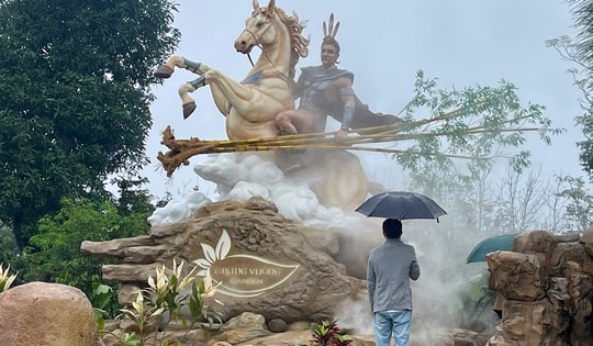 Cận cảnh bức tượng Thánh Gióng cưỡi thiên mã siêu thực gây 'sốt' cộng đồng mạng