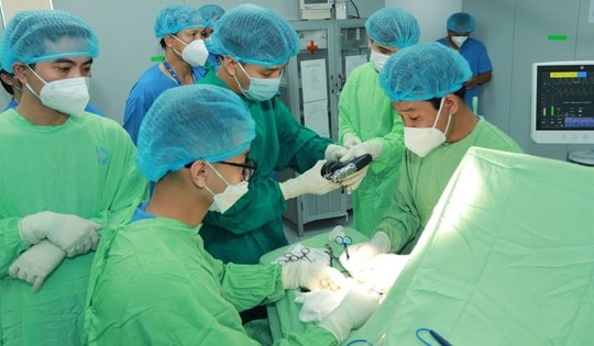 Cô gái 19 tuổi được phẫu thuật sau 17 năm mang khối u khổng lồ vùng mặt