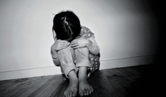 Nhờ bé gái hàng xóm đấm lưng, gã đàn ông U60 nhiều lần xâm hại