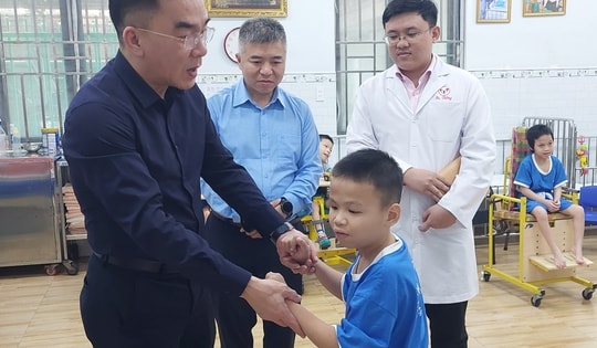 Công đoàn Y tế Việt Nam thăm, động viên cán bộ Trung tâm điều dưỡng, phục hồi chức năng, trợ giúp trẻ em và hỗ trợ người khuyết tật