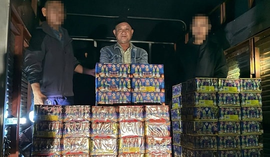 Đang vận chuyển trái phép 150 khối pháo nổ về quê để sử dụng thì bị bắt