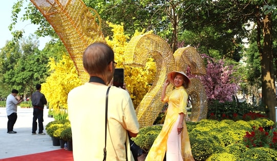 Nhiều người đổ về công viên được xây dựng trên ‘đất vàng’ bỏ hoang ở TPHCM